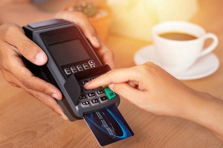 购物期间,在商店的销售点终端,在信用卡刷卡机中输入信用卡pin码的